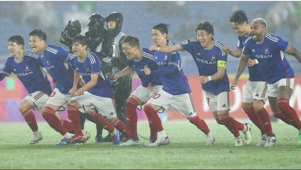 Các cầu thủ Yokohama F Marinos mừng khi thắng luân lưu kịch tính trước 5-4 trước Ulsan Hyundai. Ảnh: AFC Hai thay 7x.jpg