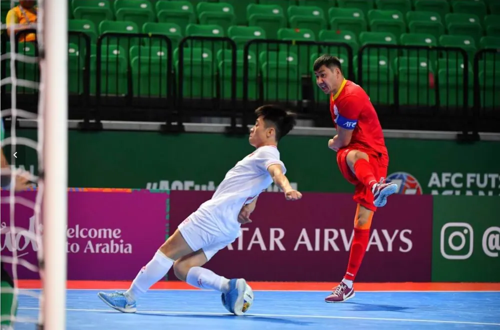 Đội trưởng Alimov của Kyrgyzstan rất tinh quái và xuất sắc. Ảnh: AFC VN-Kyr-3.jpg
