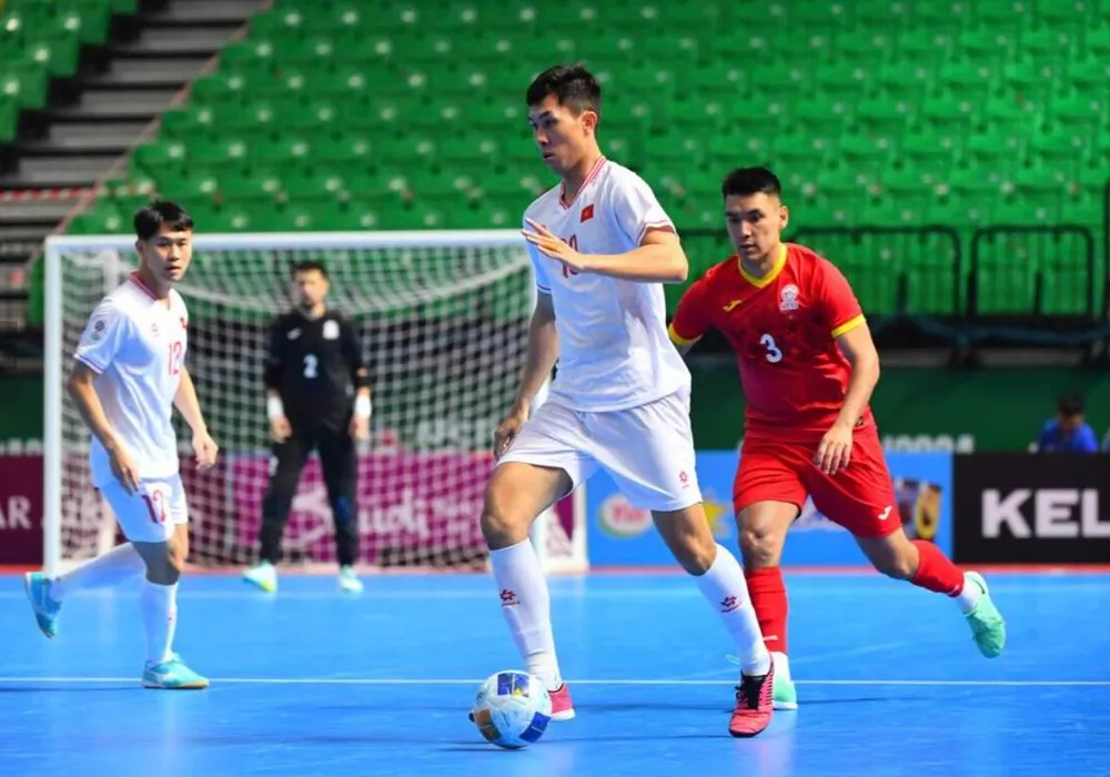 Thịnh Phát trong một pha đi bóng. Ảnh: AFC VN-Kyr.jpg