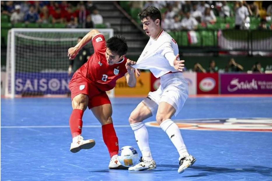 Thái Lan (đỏ) chưa phải là đối thủ của Iran dù đó là trận chung kết. Ảnh: AFC Iran-TL.jpg
