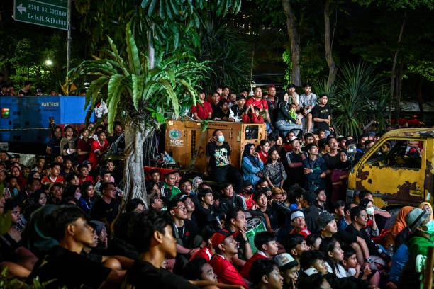 Nhiều quảng trường ở khắp Indonesia tổ chức truyền hình trực tiếp cho fan hâm mộ xem. Ảnh: Getty BK-1-Indo-Uz-5.jpg