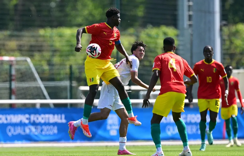 U-23 Guinea (áo đỏ) thể hiện rất...đủng đỉnh trước Indonesia. Ảnh: Getty Play-off-4.jpg