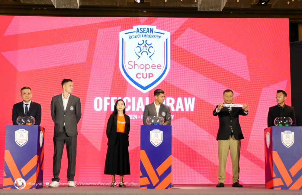 Chủ tịch VFF Trần Quốc Tuấn và các tuyển thủ đang tiến hành bốc thăm. Ảnh: VFF Shopee-1.jpg