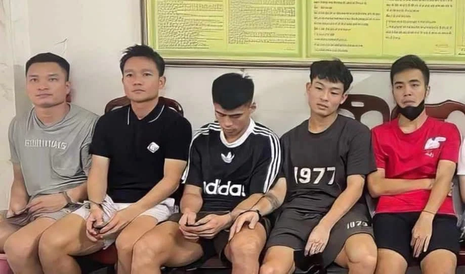 Nhóm năm cầu thủ HL. Hà Tĩnh tham gia dùng chất ma túy trong khách sạn bị lực lượng chức năng bắt quả tang đêm 4-5. Ảnh: CTP Thanh-Trung-3.jpg