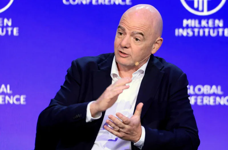 FIFA thời Chủ tịch Gianni Infantino hay bị chỉ trích là "buôn bóng đá" từ kế hoạch World Cup hai năm một lần đến đến giải đấu cấp CLB có 32 đội kéo dài một tháng. Ảnh: Reuters FIFA-1.jpg