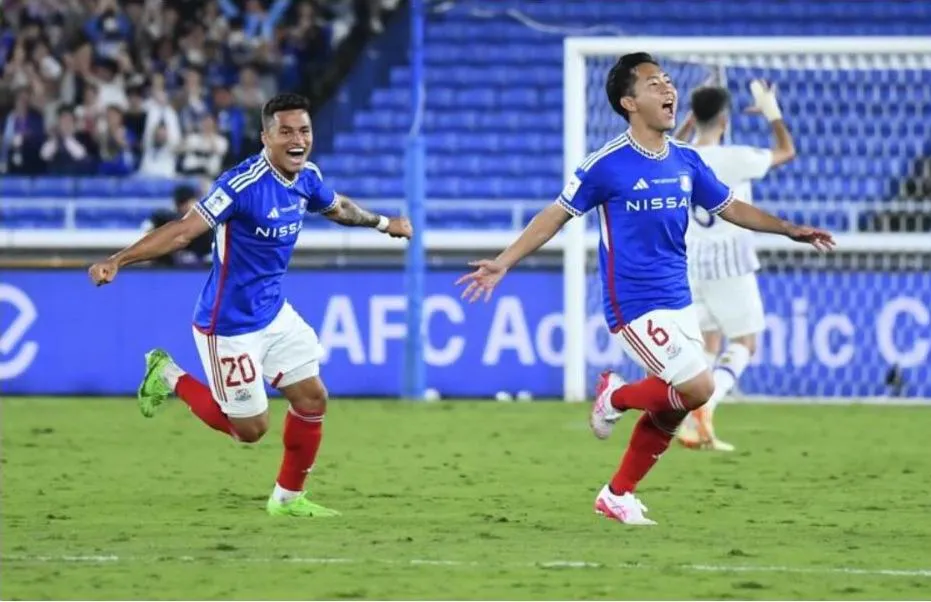 Watanabe (6, Yokohama F Marinos) ăn mừng bàn thắng sau khi tổ VAR thông báo bàn thắng hợp lệ chứ không phải việt vị. Ảnh: AFC Yoko-Al Ain-1.jpg