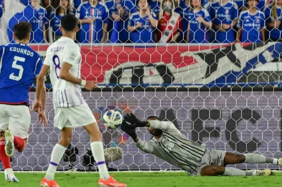 Một trận chung kết có chất lượng không quá cao giữa Yokohama F Marinos (xanh) và Al Ain. Ảnh: AFC Yoko-Al Ain-2.jpg