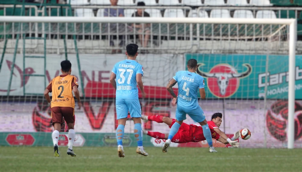 Thủ môn Bùi Tiến Dũng vô hiệu hóa quả phạt đền của Lucas. Ảnh: MINH VỸ GI-ND.jpg