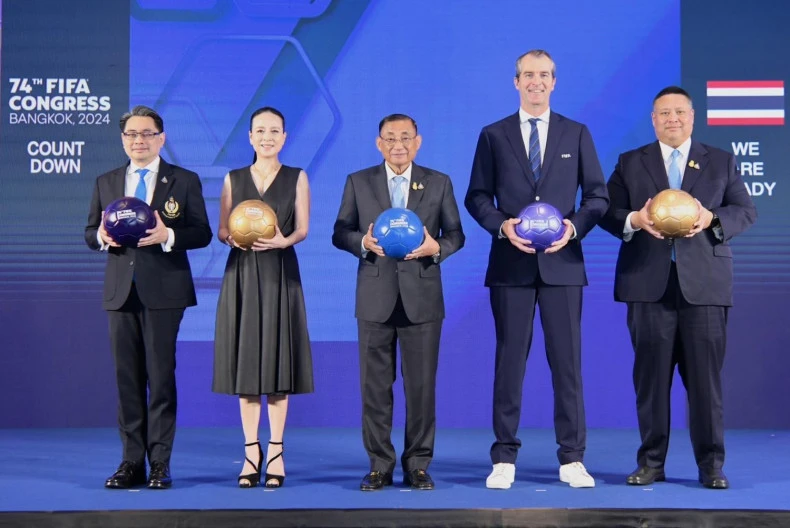 Nữ Chủ tịch LĐBĐ Thái Lan, doanh nhân tỉ phú Nualpham Lamsam đón các quan chức đoàn tiền trạm của FIFA trước Hội nghị. Ảnh: B.P Lamsam.jpg