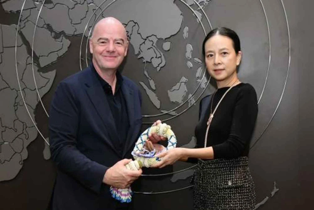 Chủ tịch LĐBĐ Thái Lan, doanh nhân Nualpham Lamsam (madam Pang) trao quà lưu niệm cho Chủ tịch FIFA G. Infantino. Ảnh: B.P FIFA-1.jpg