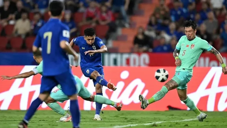 Trận đầu, Thái Lan để Trung Quốc ngược dòng đánh bại 2-1 ngay tại Bangkok để lại một "di chứng" cực kỳ tai hại. Ảnh: Getty Thai-Trung.jpg
