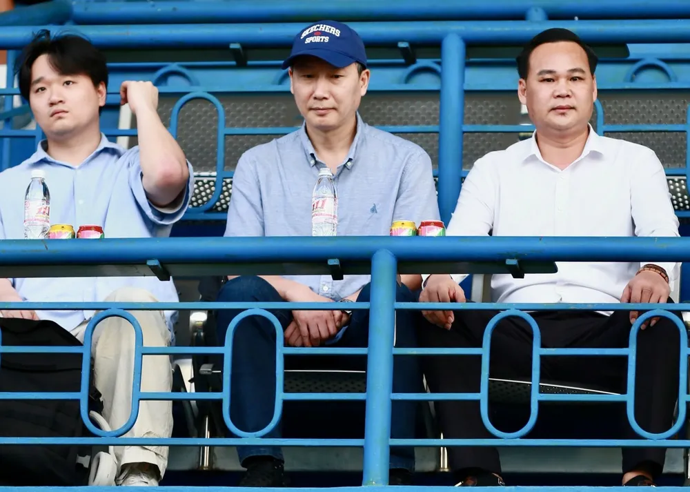 HLV Kim Sang-sik trên khán đài sân Bình Dương. Ảnh: D.ANH DA da gui.jpg