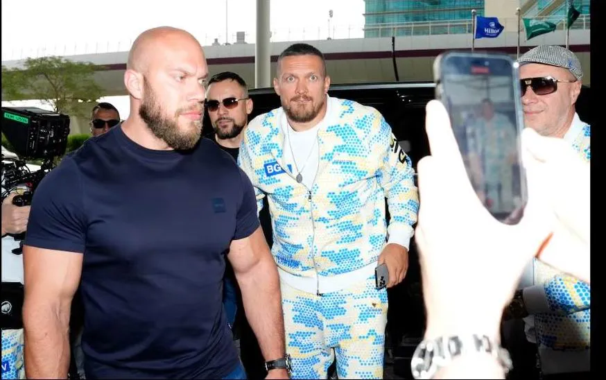 Oleksander Usyk (giữa) và các thành viên trong ban huấn luyện. Ảnh: PA Tyson-Usyk-1.jpg