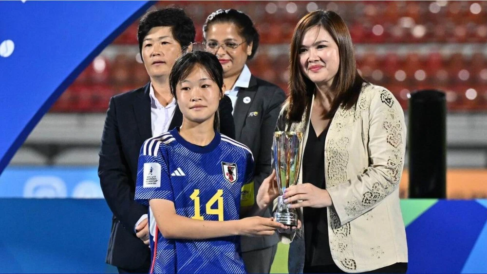 Miharu Shinjo (Nhật Bản) được chọn Cầu thủ xuất sắc giải. Ảnh: AFC. TT-vo-dich-MVP.jpg