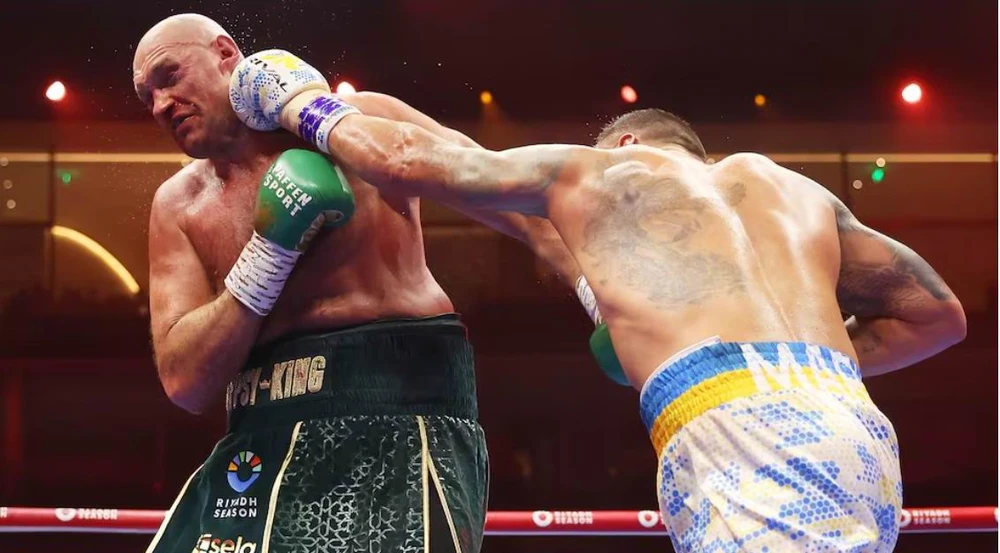 Usyk tung những đòn cực mạnh vào khu vực cực kỳ nguy hiểm của Tyson Fury. Ảnh: PA Usyk-2.jpg