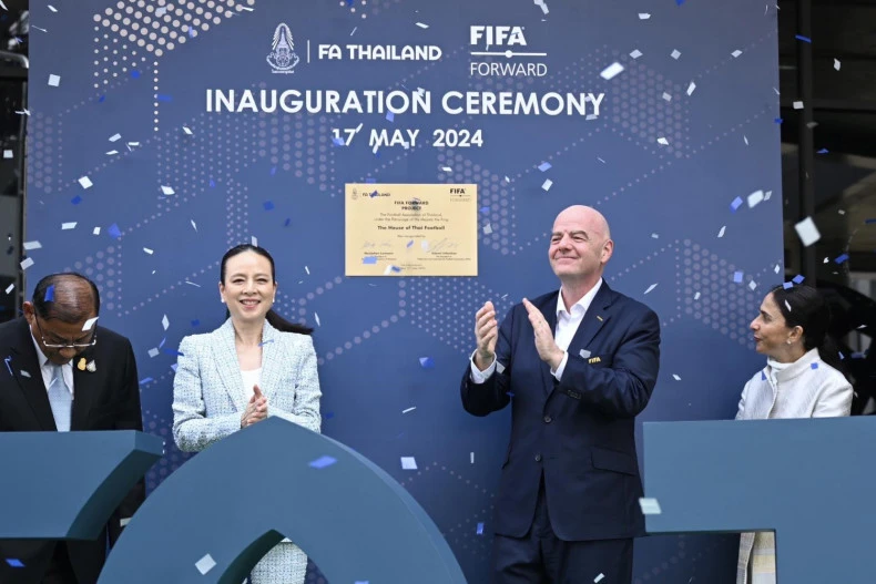 Nữ Chủ tịch LĐBĐ Thái Lan N. Lamsam mời Chủ tịch FIFA góp mặt ở lễ khánh thành Tòa nhà mới. Ảnh: B.P FIFA-2.jpg
