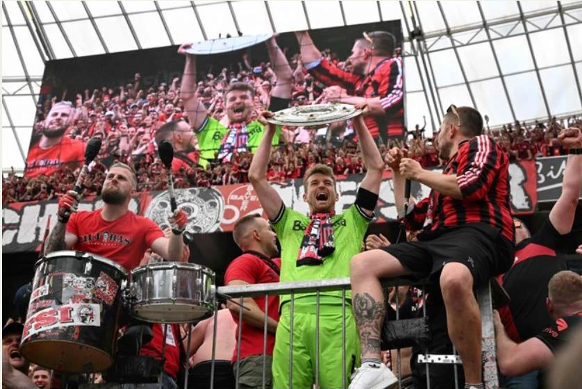 Thầy trò HLV Xabi Alonso tạo kỷ lục lịch sử Bundesliga suốt mùa giải không thua trận nào và lên ngôi vô địch. Ảnh: AFP FIFA-lever.jpg
