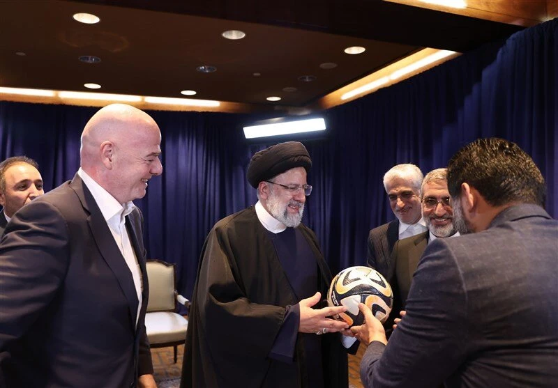 Chủ tịch FIFA G. Infantino và Tổng thống Ebrahim Raisi từng thảo luận về bóng đá Iran năm ngoái tại New York. Ảnh: T.T Infantino-Raisi.jpg