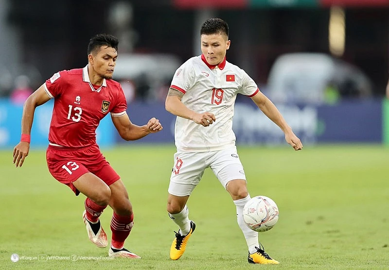 VN đứng trên Indonesia từ phân chia hạt giống đến thứ hạng FIFA cũng như hai lần vô địch nên được ưu tiên đá sân nhà. Ảnh: VFF Indo-VN-1.jpg