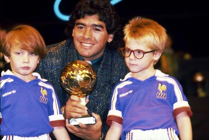 Maradona nhận Quả bóng vàng Mexico 86 tại Paris. Ảnh: AFP maradona.jpg