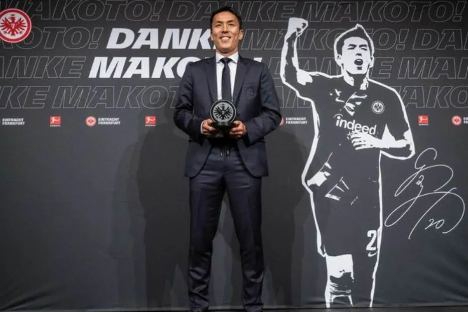Hasebe nhận kỷ niệm chương Bundesliga với 384 trận đấu. Ảnh: AFC hasebe-1.jpg