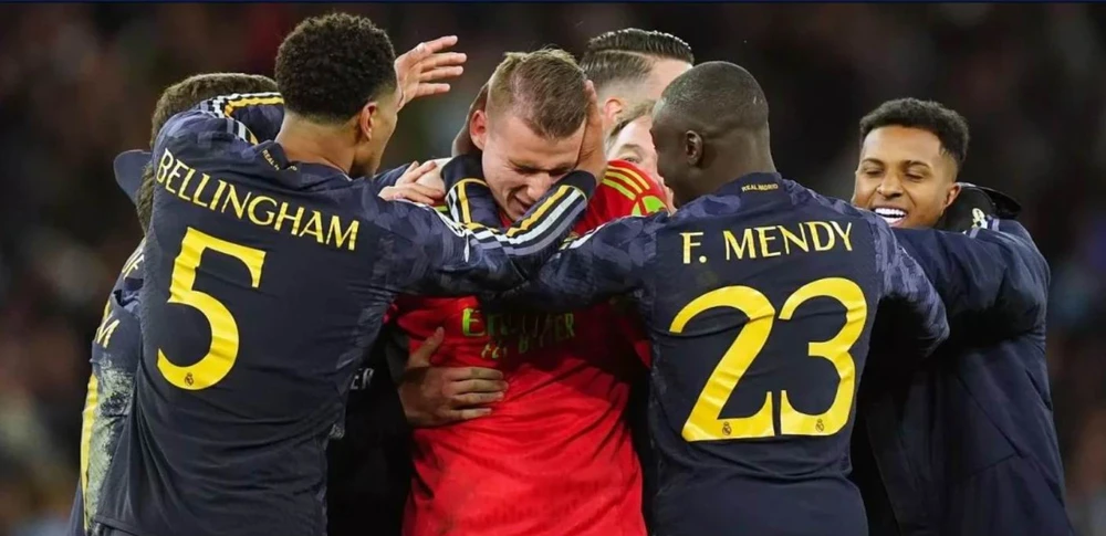 Đồng đội chúc mừng thủ môn Andryi Lunin ở bán kết lượt về tại Etihad khi "người hùng Ukraine" này biến Man. City thành cựu vô địch. Ảnh: AFP Andryi Lunin.jpg