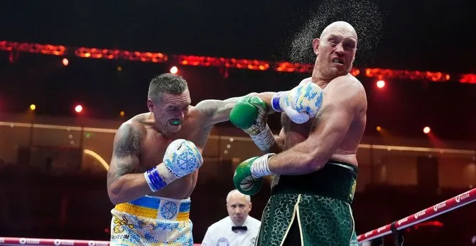 Usyk (trái) nắm ưu thế và phản công từ set đấu thứ 9. Ảnh: PA Usyk và Tyson Fury tái đấu ngày 21-12