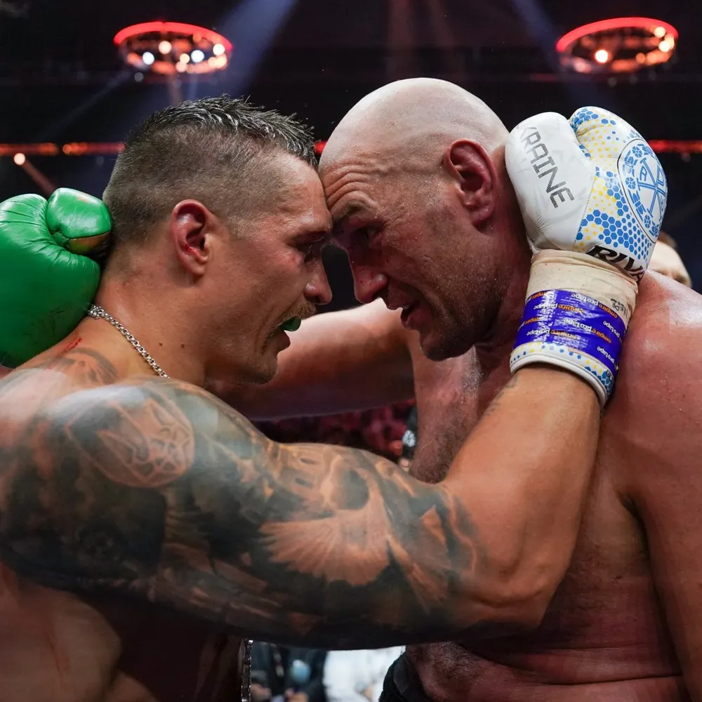 Hành động đẹp của Usyk và Tyson sau trận đấu ngày 19-5 vừa qua. Ảnh: PA Tai-dau-2.jpeg