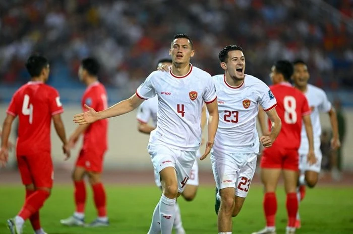 Jay Idzes (4), trung vệ của tuyển Indonesia đang khoác áo Venezia vừa thăng hạng Serie A. Ảnh: Bola. Tuyen-Indonesia-Jay-Idzes-1.jpg