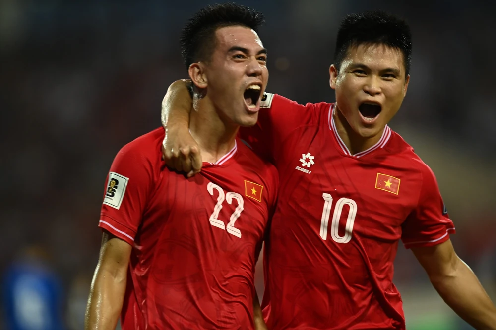 ...Nhưng lần lượt Tiến Linh có cú đúp và Tuấn Hải chốt chiến thắng 3-2 cho Việt Nam. Ảnh: HẢI THỊNH. Viet Nam-Philippines-4.jpg