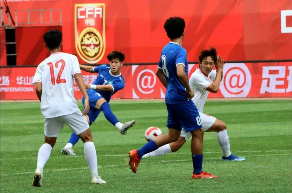 ...Và trận đấu cuối vừa kết thúc, VN thua Uzbekistan 1-2. Ảnh: UFA U-19-VN-Uzbekistan.jpg