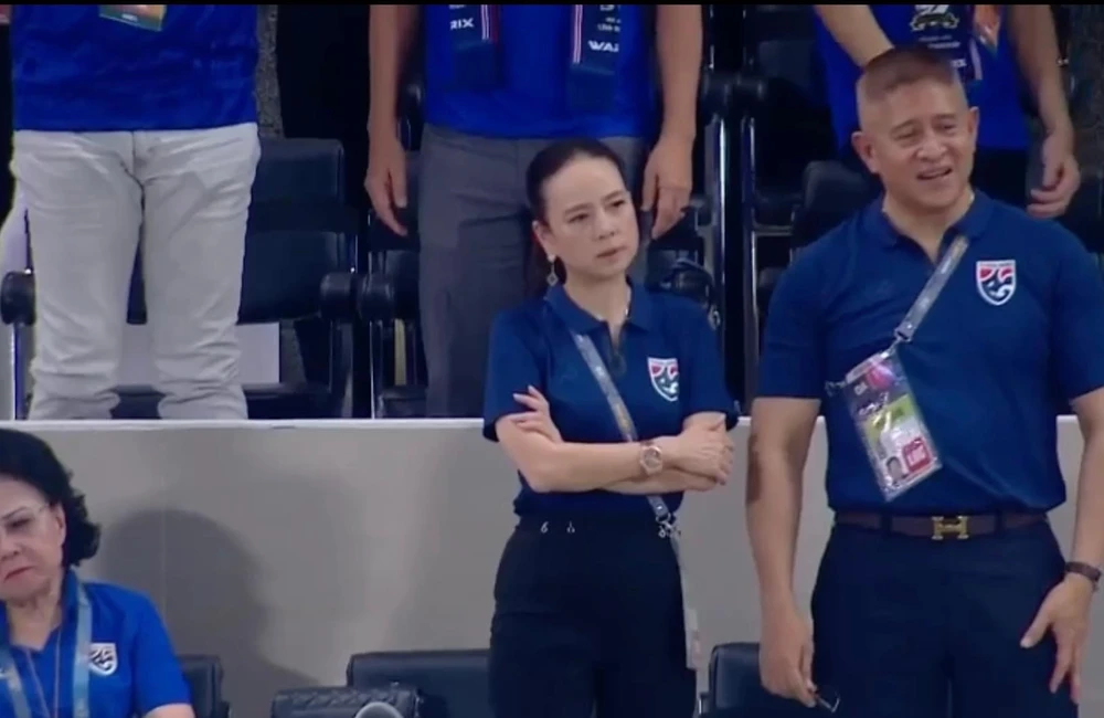 Bà Pang, Chủ tịch LĐBĐ Thái Lan, suy sụp khi Thái Lan thắng Singapore không đủ bàn thắng để "đè" Trung Quốc xuống vị trí thứ 3 bảng C. Ảnh: B.P Ghế- chủ- tịch- của- bà- Pang-Tan-vo-con-tim-Thai-Ba Pang.jpg