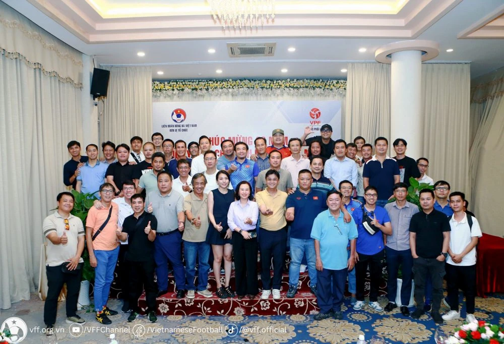 Lãnh đạo VFF, VPF chụp hình cùng các phóng viên thể thao phía Nam. Ảnh: VFF Sân-Hàng-Đẫy-báo-chi.jpg