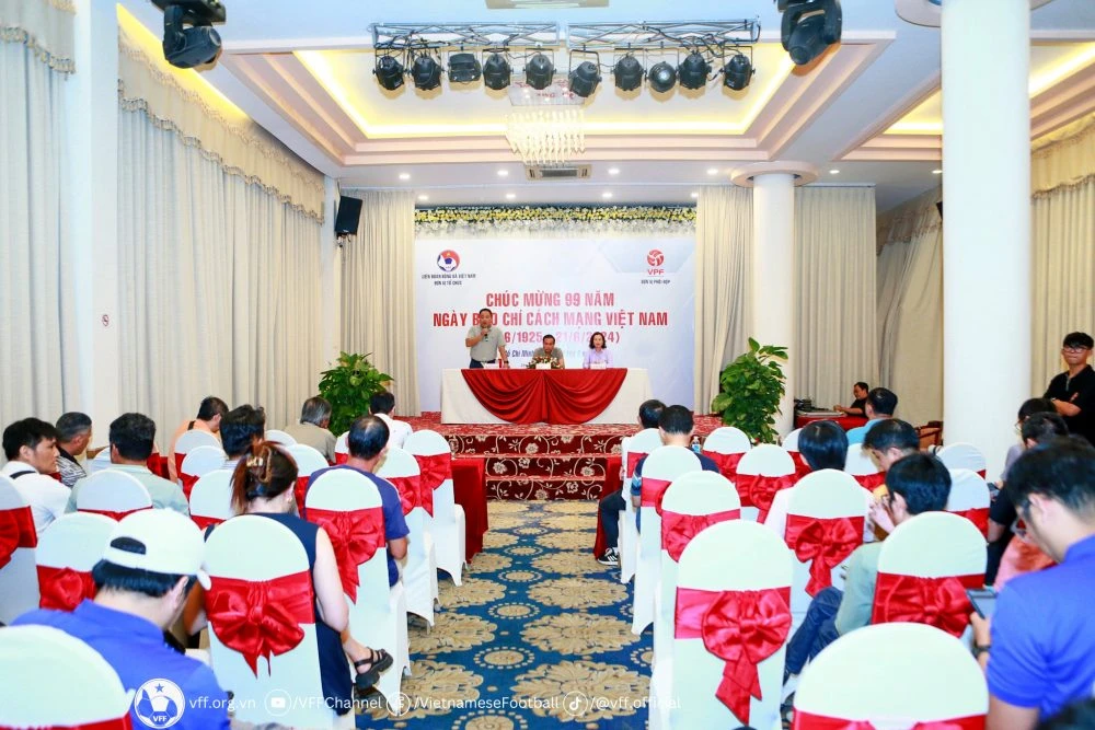 Tổng giám đốc VPF Nguyễn Minh Ngọc trả lời trong cuộc gặp gỡ báo chí phía Nam chiều 14-6. Ảnh: VFF Sân-Hàng-Đẫy-Nguyễn-Minh- Ngọc.jpg