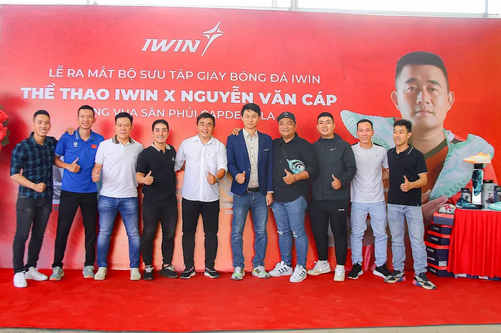 Vua phủi Capdervilar và các cầu thủ sới phủi Sài Thành. Ảnh: CTP Vua-phui-Capdervilar-Giay.jpg