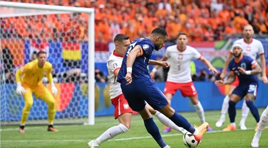 Gakpo có cú sút tốt nhưng không thắng được thủ môn Szczecny. Ảnh: UEFA An-dong-o-dem-HL-BL-Gakpo.jpg
