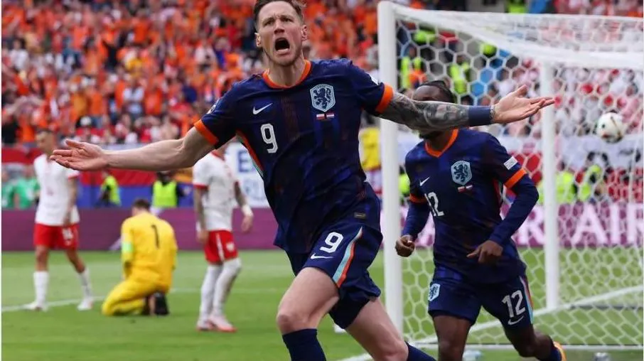Wout Geghorst ấn định chiến thắng 2-1 cho tuyển Hà Lan rất nhọc nhằn. Ảnh: UEFA Tuyển Hà Lan