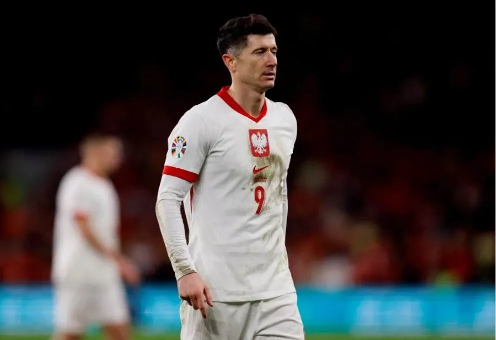 "Sát thủ" Robert Lewandowski có ra sân hay không vẫn là ẩn số cho Hà Lan. Ảnh: Reuters Sat-thu-Lewandowski.jpg