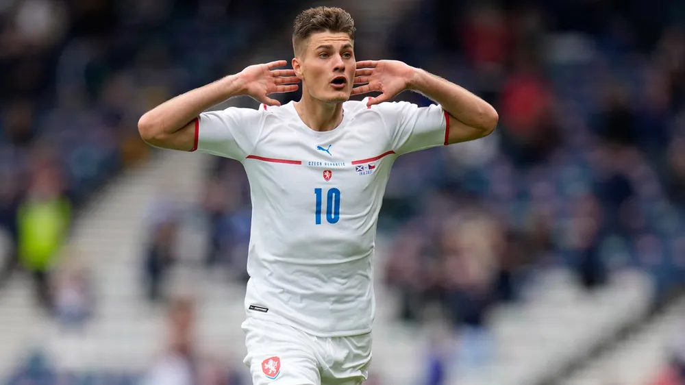 Patrik Schick có "cơ bắp" như Ronaldo và họ sẽ so tài nhau ở khâu săn bàn. Ảnh: AP Bang-F-Patrik-Schick.jpg