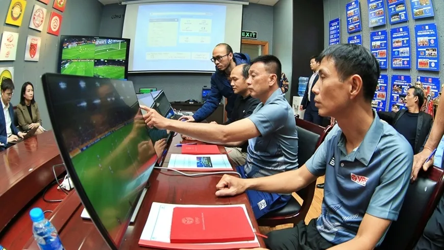 Phó Ban Trọng tài Võ Minh Trí (thứ hai từ phải sang) đang hướng dẫn trong phòng VAR. Ảnh: VPF VAR với bóng đá Việt Nam-1.jpg