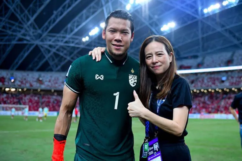 Bại tướng của U-23 Việt Nam tại chung kết SEA Games 31 chụp hình cùng trưởng đoàn U-23 Thái Lan Madam Pang. Ảnh: B.P bại tướng của U-23 Việt Nam