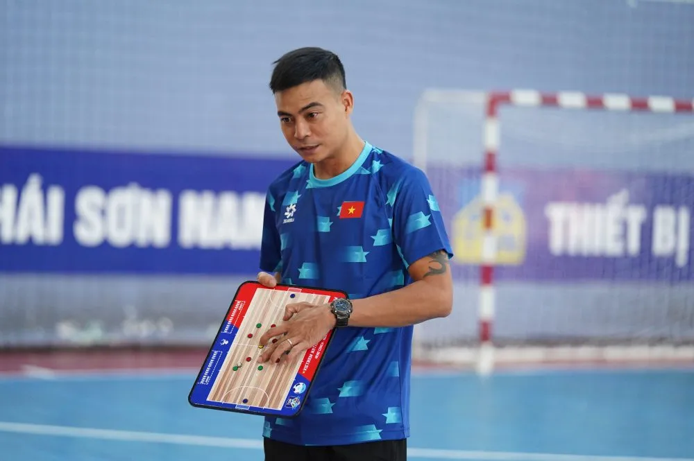 HLV Nguyễn Đình Hoàng đang thị phạm sa bàn cho các tuyển thủ nữ Futsal để chuẩn bị sang Lan Châu, Trung Quốc dự giải quốc tế mời. Ảnh: VFF Doi-tuyen-Viet-nam-Nguyen-Dinh-Hoang.jpg