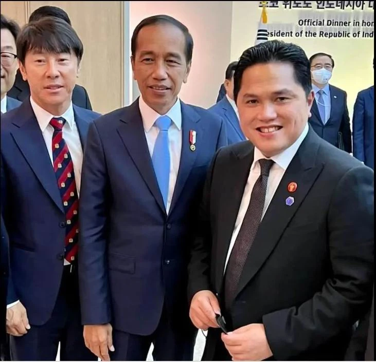 Cả một guồng máy chính trị Indonesia, trong đó có Tổng thống Joko Widodo "chống lưng" cho thầy trò HLV Shin Tae-yong của đội tuyển Indonesia. Ảnh: Bola Doi-tuyen-Indonesia.jpg