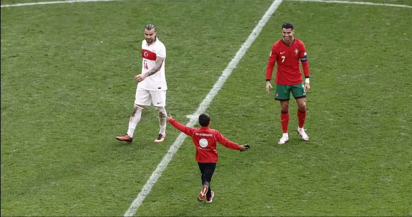 Sau khi lách qua nhân viên bảo vệ, fan nhí cũng được thần tượng chào đón. Ronaldo-bi-thay-mang-1.jpg