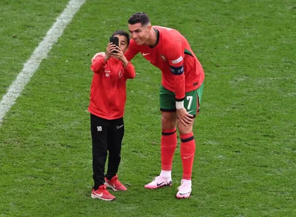Ronaldo rất thỏa thuận với fan nhí phi phạm an toàn trận đấu. Ảnh: AFP Ronaldo-bi-thay-mang-5.jpg
