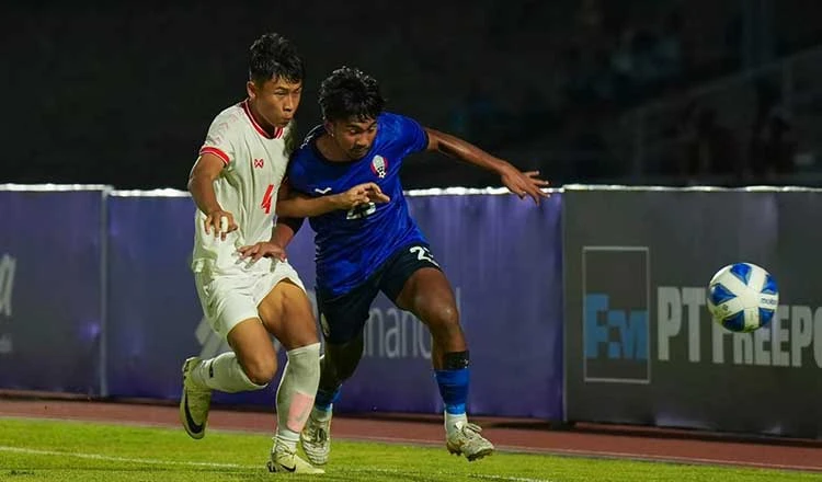 Thach Daro (phải) tác giả cú đúp vào lưới Myanmar của U-16 Campuchia. Ảnh: CTP U-16 Campuchia-thach-thuc.jpg
