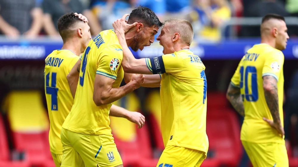 Ukraine có thể chờ vé vớt ở Euro 2024, nhưng cũng có thể lên ngôi đầu bảng sau lượt trận cuối. Ảnh: AFP Chờ vé vớt ở Euro 2024