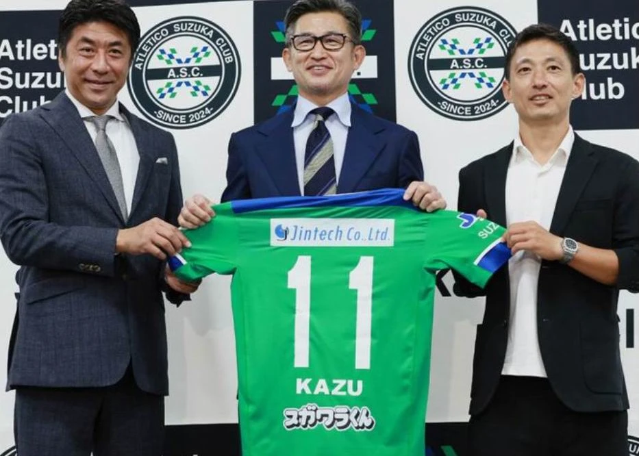 Lão ông King Kazu mặc áo số 11 của CLB Atletico Suzuka. Ảnh: AFC King-Kazu-1.jpg