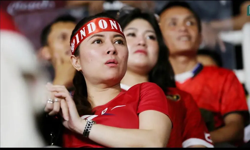 Tuyển Indonesia luôn có "hậu cứ" là fan hâm mộ rất đông. Ảnh: Bola Qua-khu-hao-hung-1.jpg
