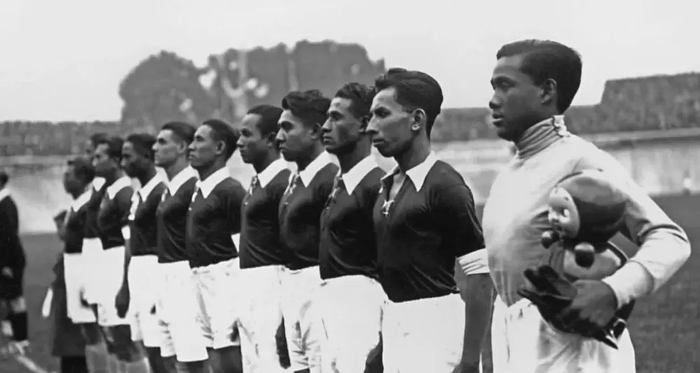 Đội tuyển Lãnh thổ Đông Ấn tham dự World Cup 1038 tại Pháp. Ảnh: Tư liệu Qua-khu-hao-hung.jpg